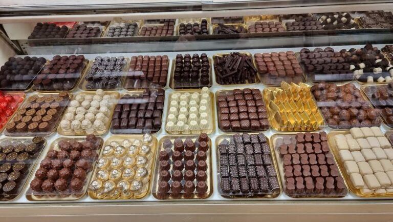Découvrez un large choix de produits chocolatés à base de pralinés, de céréales croustillantes avec nos Papillotes ou encore de liqueurs aux alcools variés.