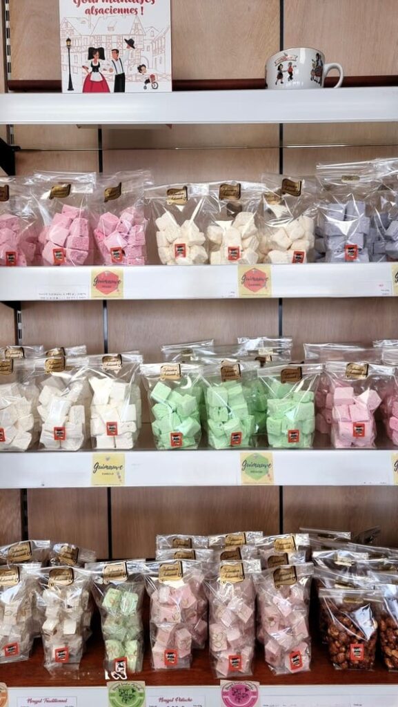 Guimauves fraise, Caramel, Myrtille, Vanille, pistache, framboise, .. Cacahuètes caramélisées, nougat traditionnel, pistache, framboise, .