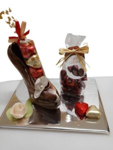 Cette année, oubliez les fleurs (ça fane trop vite et ça finit toujours à la poubelle) et les poèmes (vous n’êtes pas Baudelaire, avouez). Préférez une déclaration plus sincère et universelle : du chocolat, évidemment