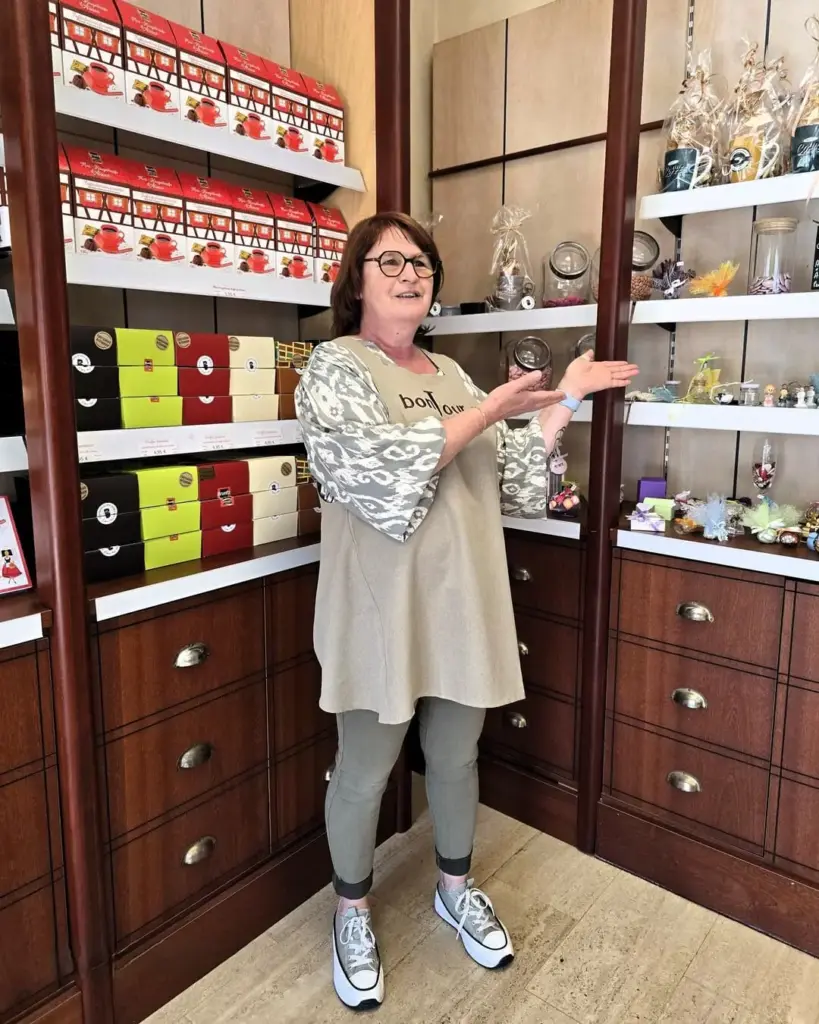 Marie de la Chocolaterie Bruntz est à votre écoute pour vous conseiller et vous aider à choisir les dragées qui s'accordent parfaitement à l'ambiance et au thème de votre événement.